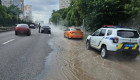 В Киеве прорвало трубу на Борщаговской — дорогу залило кипятком, видео