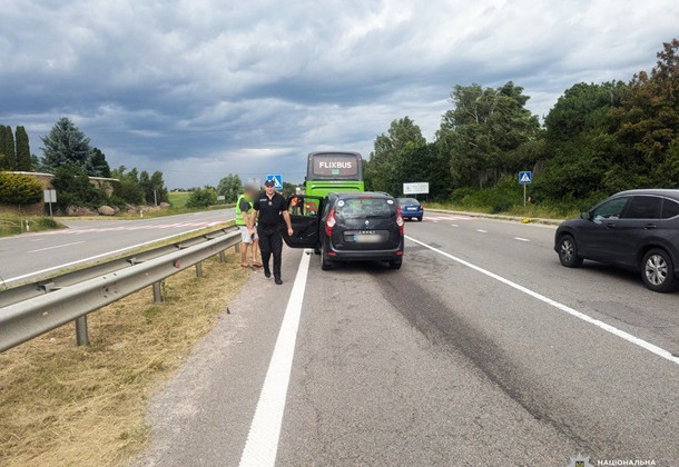 Легковушка врезалась в автобус международного сообщения — на трассе вблизи Ровно в ДТП пострадали трое детей
