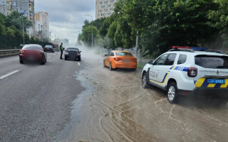В Киеве прорвало трубу на Борщаговской — дорогу залило кипятком, видео