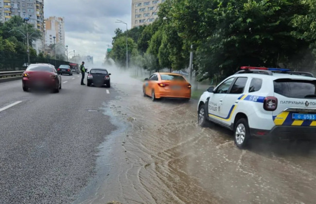 В Киеве прорвало трубу на Борщаговской — дорогу залило кипятком, видео