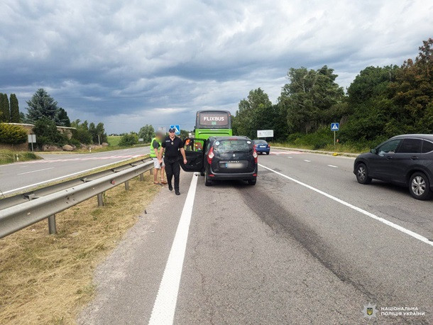 Легковик врізався в автобус міжнародного сполучення — на трасі поблизу Рівного в ДТП постраждали троє дітей