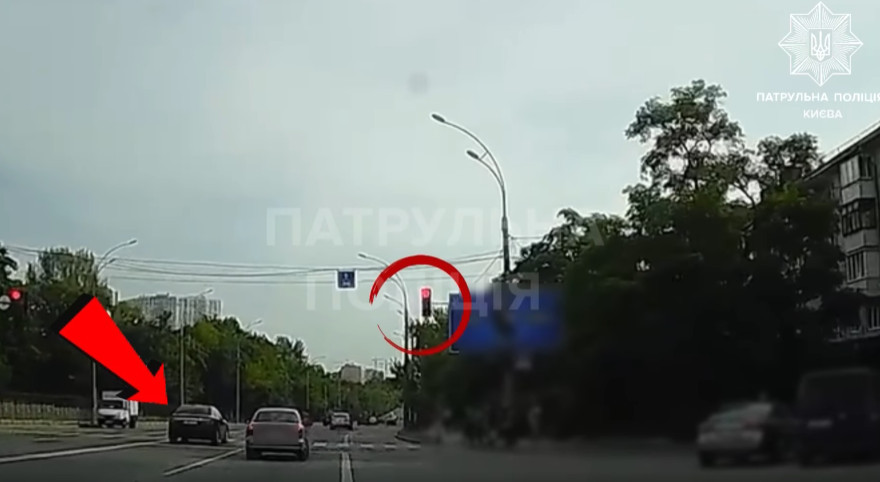 В Киеве наказали водителя Toyota, который проехал на красный сигнал светофора — видео