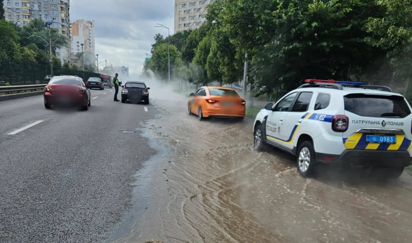В Киеве прорвало трубу на Борщаговской — дорогу залило кипятком, видео