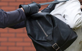 Бив шлангом падчірку та напав на жінку: на Хмельниччині покарали зловмисника
