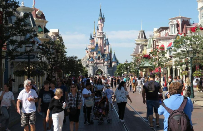 «Свадьба» с девятилетней украинкой в Диснейленде – полиция Франции сорвала шокирующую церемонию