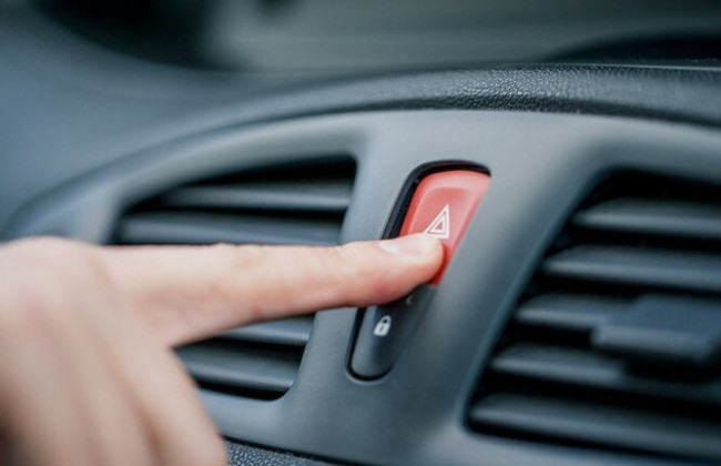 Можно ли благодарить «аварийкой»: в полиции опровергли фейк о потере водительского