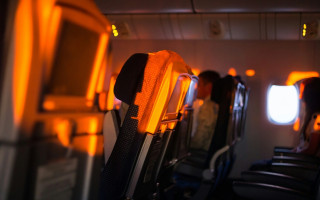 Выдавал себя за бортпроводника и 6 лет летал бесплатно — в США судят авиамошенника