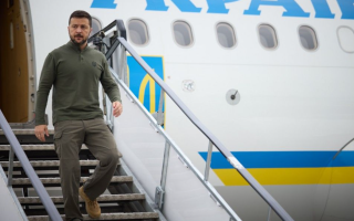 Володимир Зеленський прибув до Британії, де зустрінеться з королем Чарльзом III та прем’єром Стармером