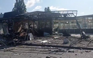 У Києві пошкоджено один з виходів станції метро Святошин — змінено маршрути транспорту, відео