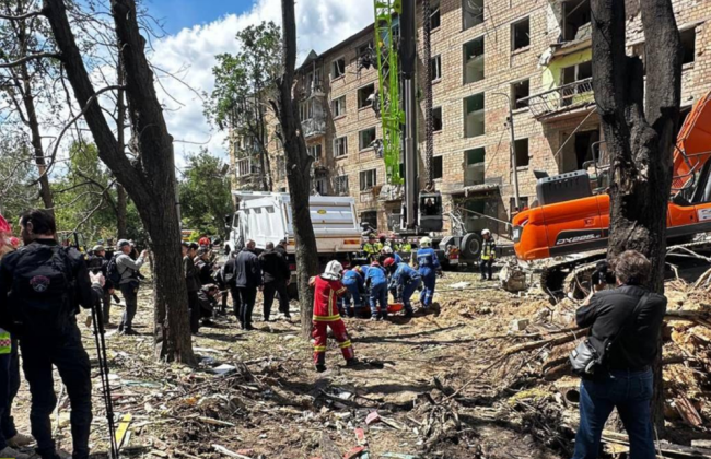 Удар по пятиэтажке в Киеве: уже 9 погибших, в том числе 11-летняя девочка