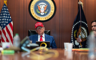 З цим словом не слід поводитися так недбало, — Трамп відповів на ядерні погрози Медведєва