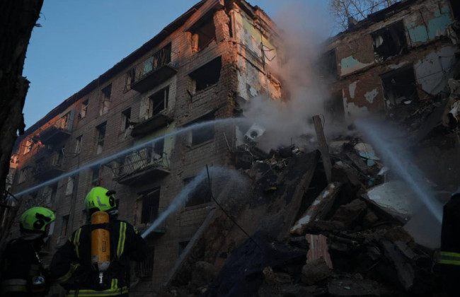 РФ завдала комбінованого удару по Київщині — у Києві зруйновано під’їзд багатоповерхівки, фото та відео