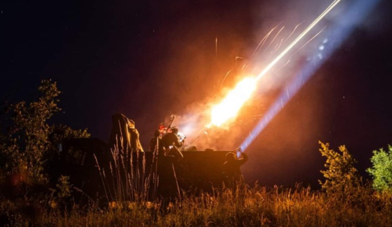 Пуля ПВО залетела в кровать киевлянина во время ночной атаки РФ, фото