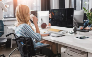 Работодателям объяснили, как получить деньги на обустройство рабочего места для лица с инвалидностью