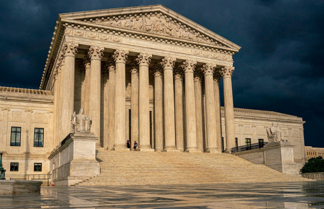 Верховный суд США разрешил депортацию мигрантов в третьи страны без слушаний