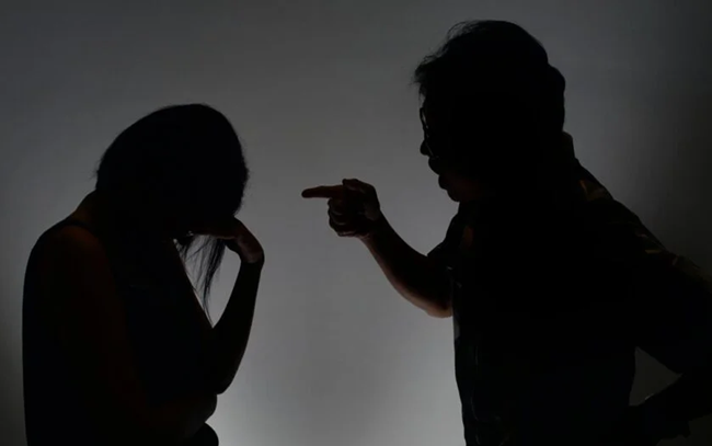 Кроме общественных работ — прохождение программы для обидчиков: апелляционный суд изменил наказание за домашнее насилие