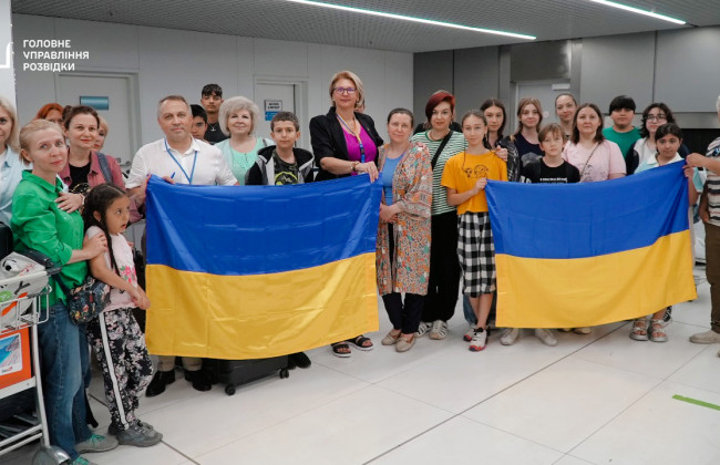 Из Ирана эвакуировали 31 украинца, среди них 14 детей: фото