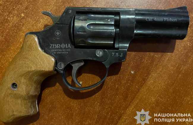 На Тернопільщині чоловік переробив стартовий пістолет у бойовий і намагався продати за 2000 гривень