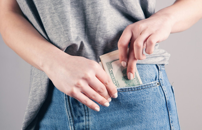 В Киеве женщина пришла на первую смену уборщицей — и сразу украла 10 тысяч гривен