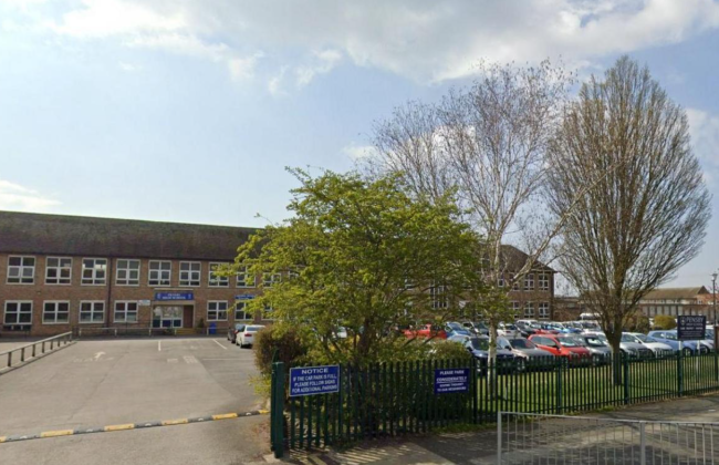 В Британии школа потратила более полумиллиона фунтов на суд директора с родителями — суд обязал отчитаться