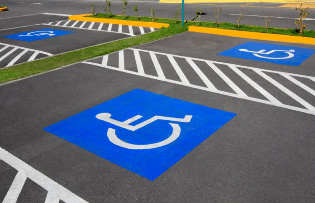 Штрафи за паркування на місцях для людей з інвалідністю можуть зрости до 5100 гривень — законопроект