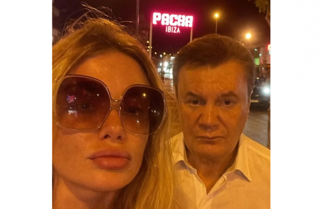 Какие люди на Канарах — певица Слава Каминская обнародовала фото с якобы Януковичем