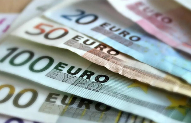 Курс евро в четвертый раз за месяц обновил исторический рекорд