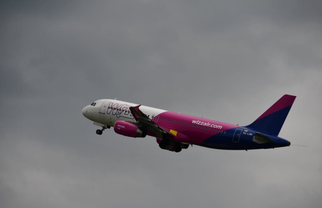 Молния попала в самолет Wizz Air – пассажиров пересадили в Варшаве