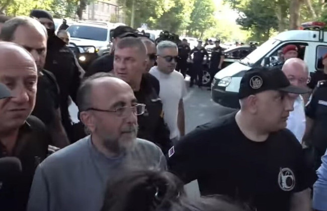 Стычки в монастыре – в Армении пытались задержать архиепископа за призывы к перевороту