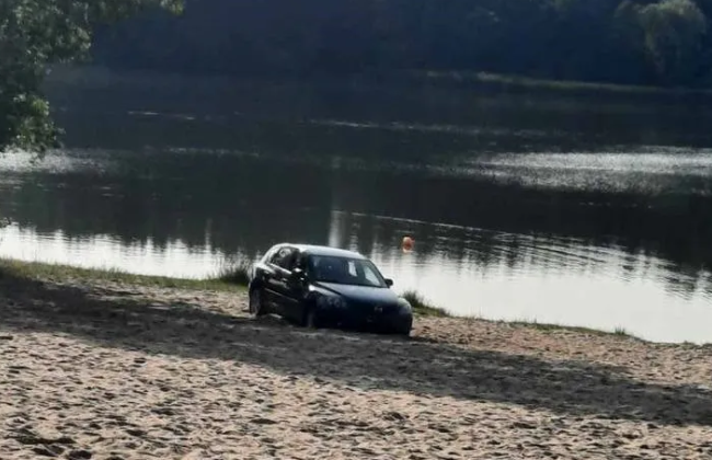 В Житомире водитель заехал на машине на детский пляж в гидропарке, застрял в песке и скрылся, фото