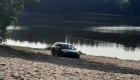 В Житомире водитель заехал на машине на детский пляж в гидропарке, застрял в песке и скрылся, фото