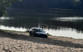 В Житомире водитель заехал на машине на детский пляж в гидропарке, застрял в песке и скрылся, фото