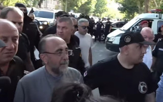 Стычки в монастыре – в Армении пытались задержать архиепископа за призывы к перевороту