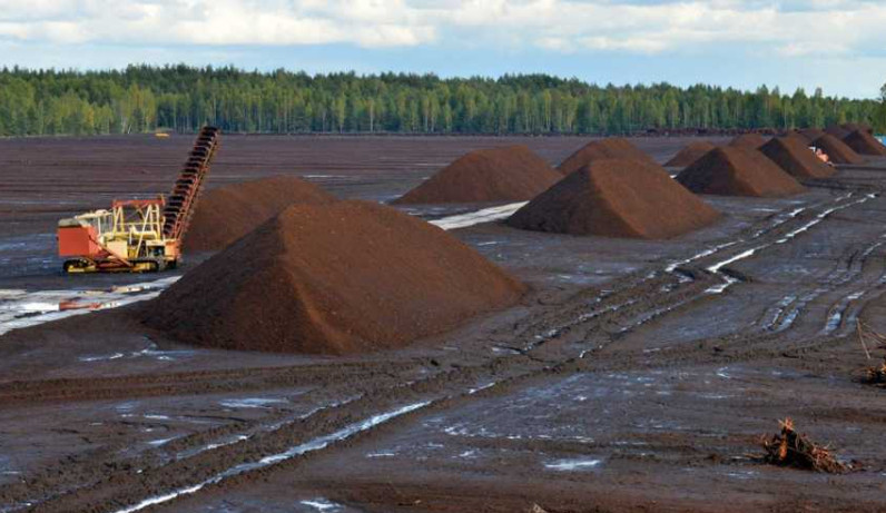 Українцям пояснили, чи можна вийти на пенсію раніше 60 років при роботі на підприємстві з видобування торфу