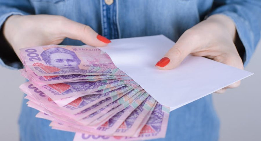 Чи може роботодавець перераховувати зарплату працівника іншій людині — відповідь Держпраці