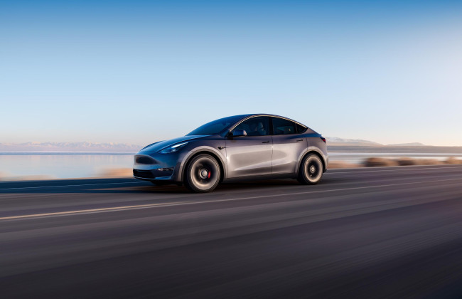Tesla самостійно доїхала до нового власника — в США вперше здійснили автономну доставку авто, відео