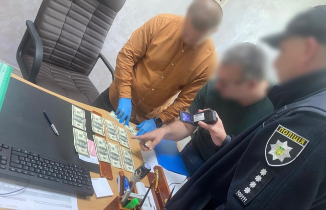 $1000 за три дня лечения – на Сумщине задержали медика-взяточника