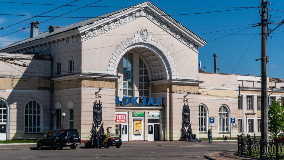 Внаслідок обстрілу Полтави пошкоджено будівлю вокзалу та вагони