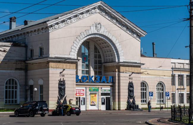 В результате обстрела Полтавы повреждено здание вокзала и вагоны