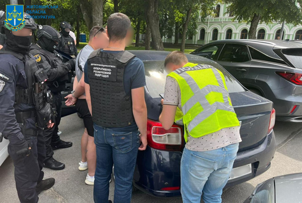 В Житомире задержали дельца, обещавшего военнообязанному «инвалидность» для выезда за границу за 4 тысячи долларов