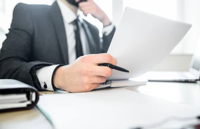 Имеет ли право работник требовать объявления простой по собственной инициативе из-за войны — разъяснение Гоструда