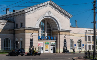 Внаслідок обстрілу Полтави пошкоджено будівлю вокзалу та вагони