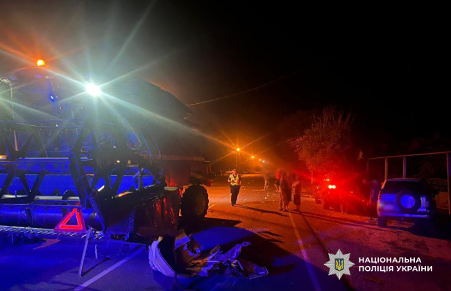 В Одесской области комбайн выехал на встречную и столкнулся с легковушкой — в ДТП погибла женщина