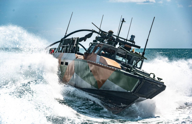 Экипаж ВМС вернул группу гражданских, которых унесло в открытое море на надувных кругах