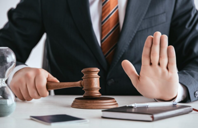 Закриття кримінального провадження без перевірки особи, на яку вказує потерпілий, є істотним порушенням КПК — Верховний Суд