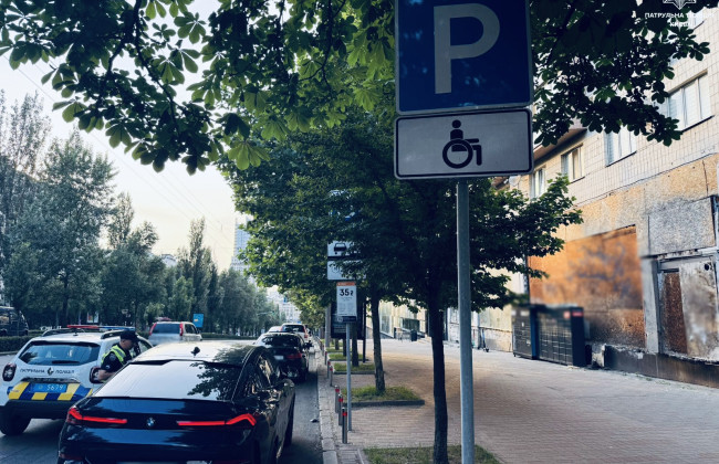 За паркування на місцях для осіб з інвалідністю з початку року оштрафували понад 6 тисяч водіїв