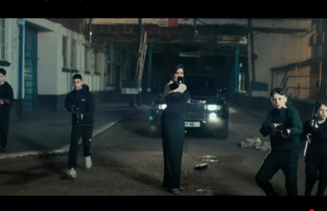 В Британии разразился скандал из-за клипа на песню Jatt Mehkma, в котором дети стреляют из оружия