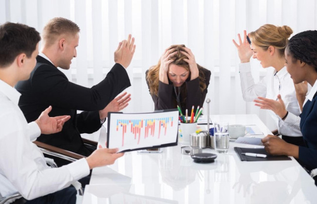 Работодателей, которые травят сотрудников, ждут проверки и штрафы до 3400 грн — Зеленский подписал закон