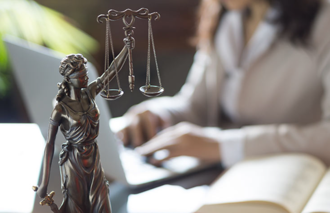 Суд не усмотрел обмана: британская юристка изменила дату на чеке, чтобы успеть завершить дело