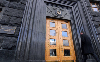 Кабмин планирует «отвязать» размеры должностных окладов в госорганах от прожиточного минимума